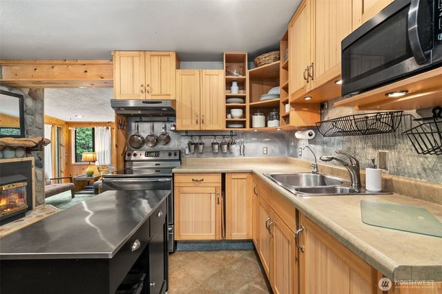 41 N Dow Place, Hoodsport, WA 98548