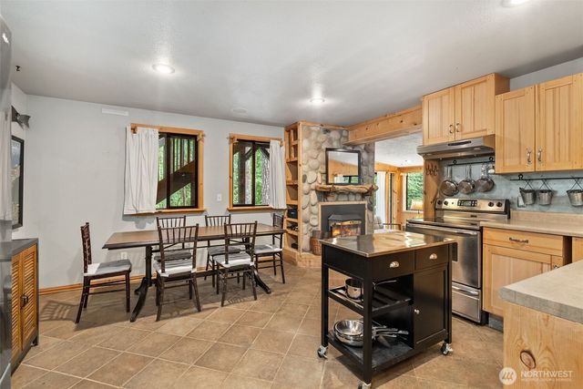 41 N Dow Place, Hoodsport, WA 98548