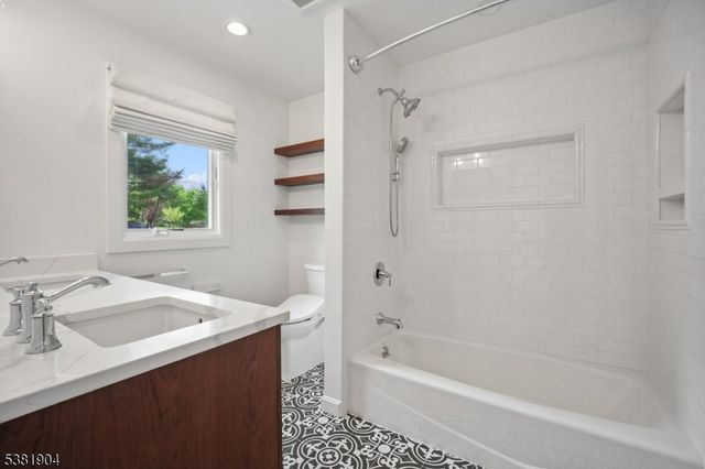 39 Wingate Dr, Livingston Twp., NJ 07039