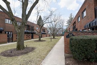325 N Oak Park Avenue F, Oak Park, IL 60302