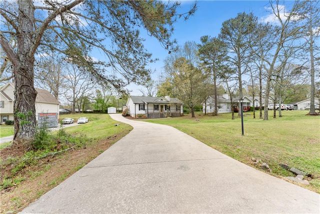 8615 Bayhill Drive, Gainesville, GA 30506