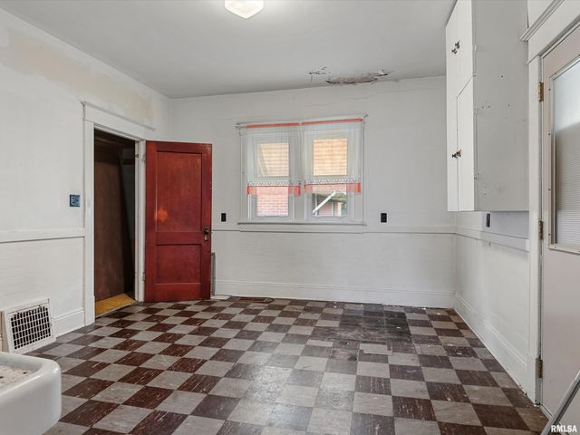 621 Wood Avenue, Springfield, IL 62702