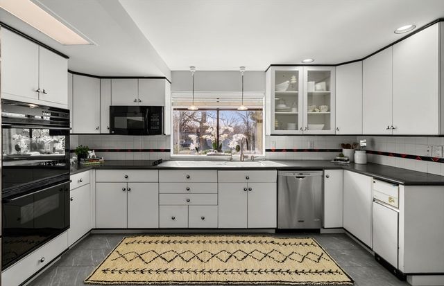 2 Rolleston Rd, Marblehead, MA 01945