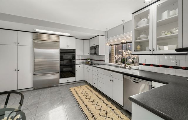 2 Rolleston Rd, Marblehead, MA 01945