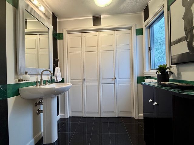 2 Rolleston Rd, Marblehead, MA 01945