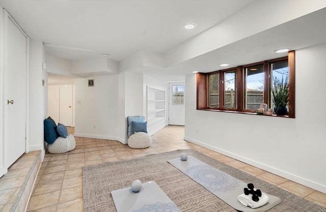 2 Rolleston Rd, Marblehead, MA 01945