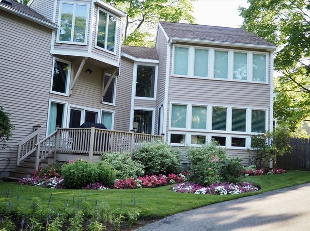 2 Rolleston Rd, Marblehead, MA 01945