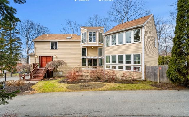 2 Rolleston Rd, Marblehead, MA 01945