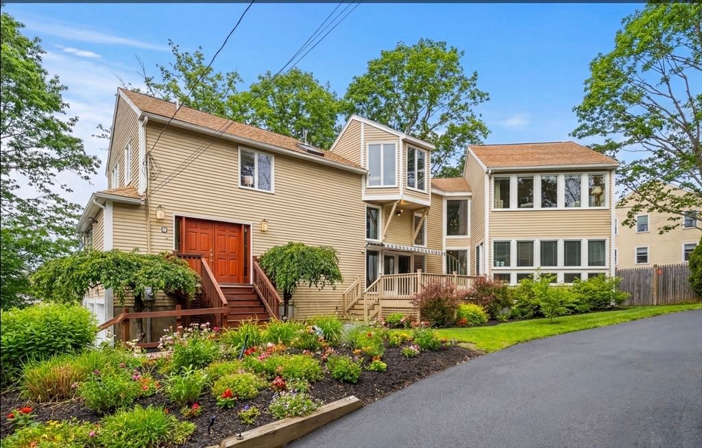 2 Rolleston Rd, Marblehead, MA 01945