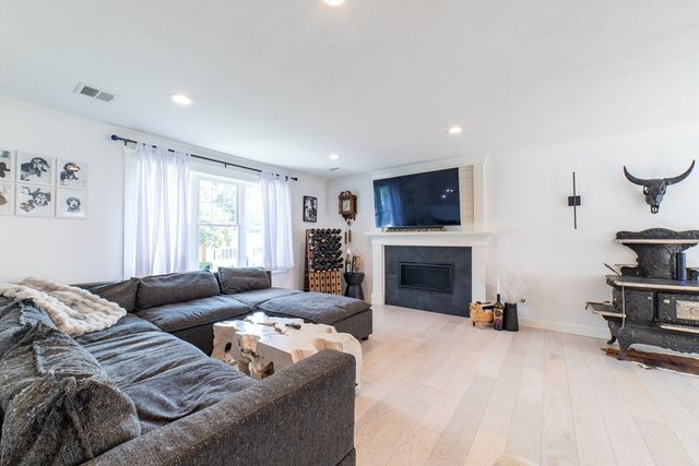 29 Phyllis Rd, Taunton, MA 02780