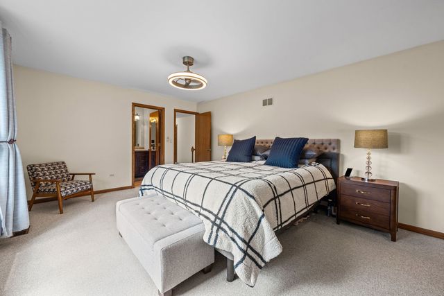 281 Tyler Court, Libertyville, IL 60048