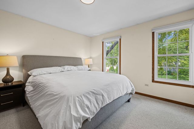 281 Tyler Court, Libertyville, IL 60048