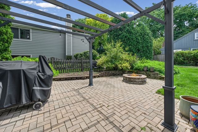 281 Tyler Court, Libertyville, IL 60048