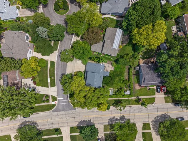 281 Tyler Court, Libertyville, IL 60048
