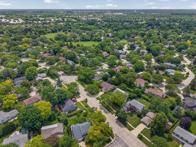 281 Tyler Court, Libertyville, IL 60048