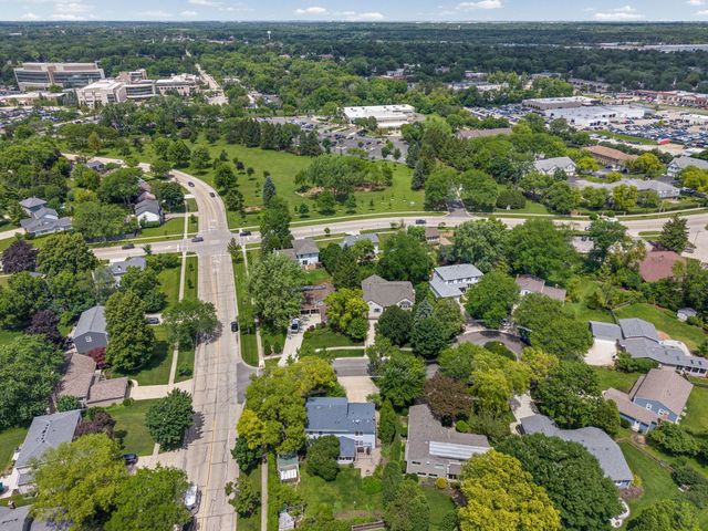 281 Tyler Court, Libertyville, IL 60048