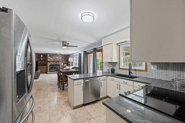 281 Tyler Court, Libertyville, IL 60048