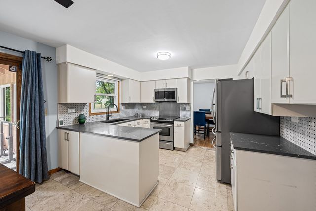 281 Tyler Court, Libertyville, IL 60048