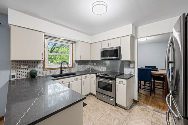 281 Tyler Court, Libertyville, IL 60048