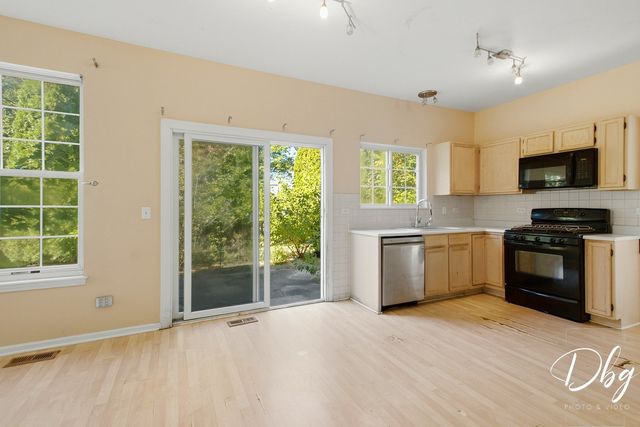 941 W CAMBRIDGE Court, Grayslake, IL 60030