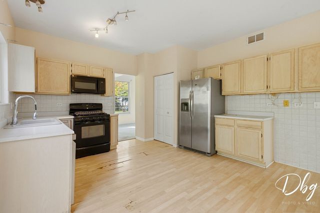 941 W CAMBRIDGE Court, Grayslake, IL 60030