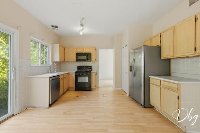 941 W CAMBRIDGE Court, Grayslake, IL 60030