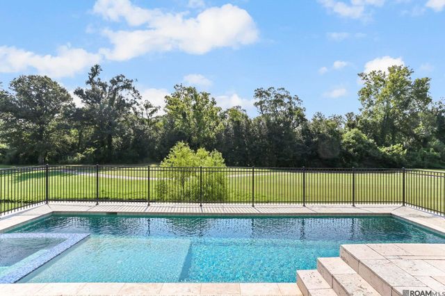 18556 Fairway Oaks Ct, Baton Rouge, LA 70809