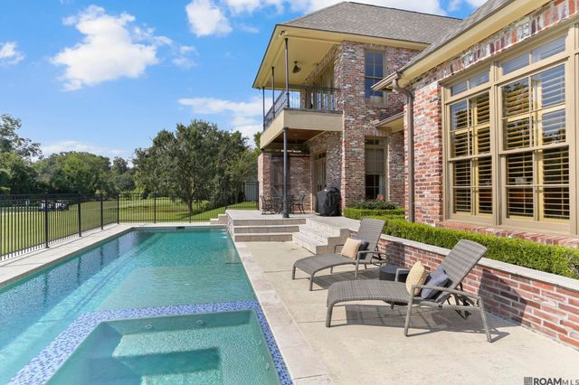 18556 Fairway Oaks Ct, Baton Rouge, LA 70809