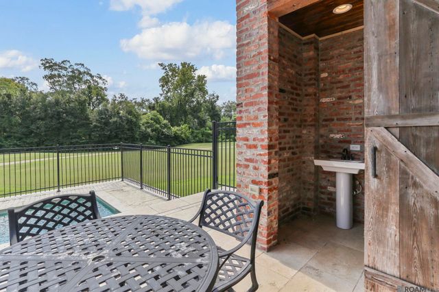 18556 Fairway Oaks Ct, Baton Rouge, LA 70809