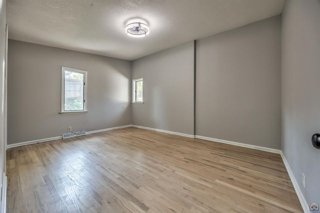 1709 SW 26th ST, Topeka, KS 66611