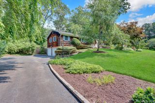 9 Pleasant Drive, East Setauket, NY 11733