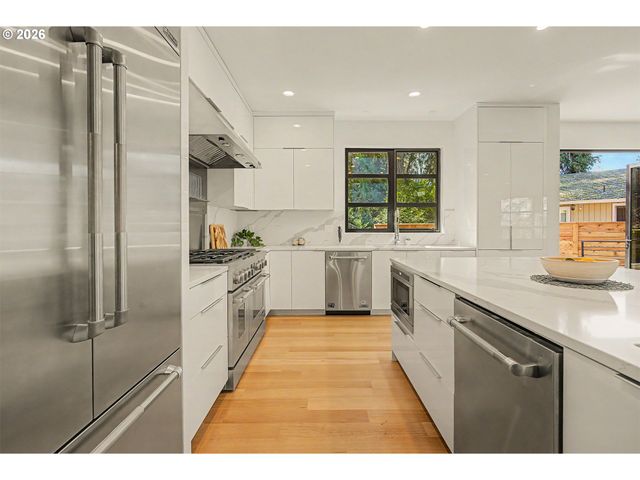 782 LAUREL St, Lake Oswego, OR 97034