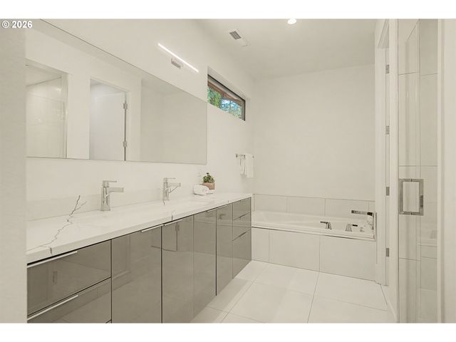 782 LAUREL St, Lake Oswego, OR 97034