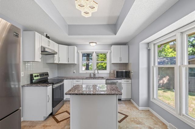 5795 Shannon Trail SE, Prior Lake, MN 55372