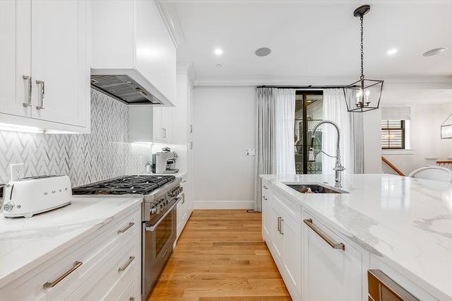 799 E 3rd St 2, Boston, MA 02127