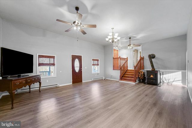 162 TWIN FOX LN, Berkeley Springs, WV 25411