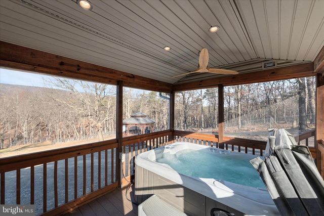 162 TWIN FOX LN, Berkeley Springs, WV 25411