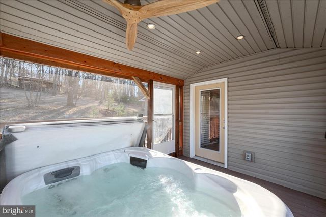 162 TWIN FOX LN, Berkeley Springs, WV 25411