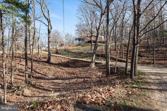 162 TWIN FOX LN, Berkeley Springs, WV 25411