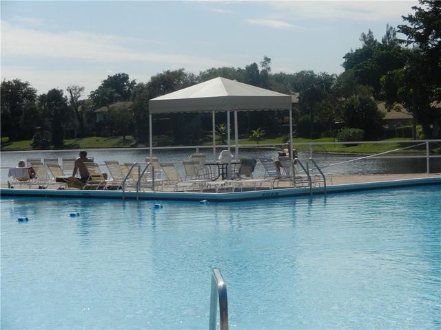 3760 Inverrary Dr 2H, Lauderhill, FL 33319