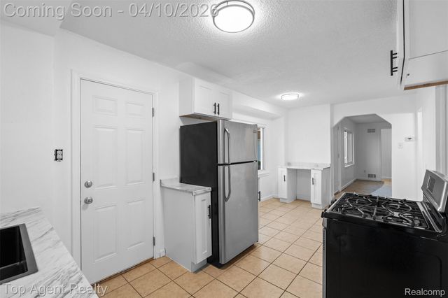 23615 Columbus Avenue, Warren, MI 48089