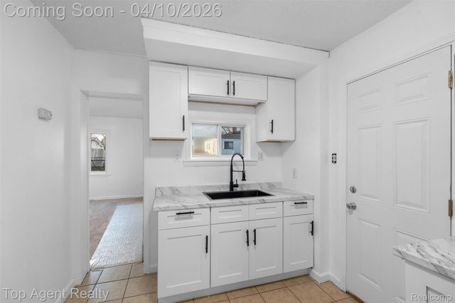 23615 Columbus Avenue, Warren, MI 48089