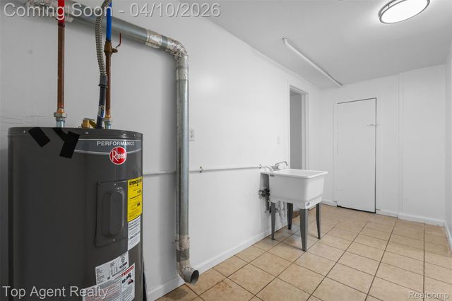 23615 Columbus Avenue, Warren, MI 48089