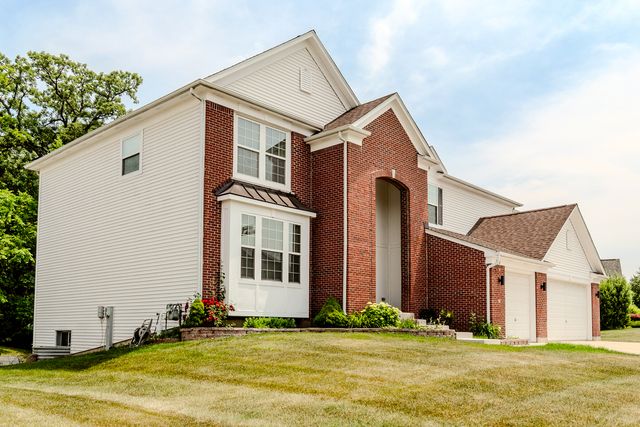 105 Black Hill Drive, Streamwood, IL 60107