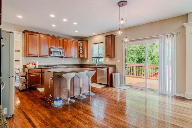 105 Black Hill Drive, Streamwood, IL 60107
