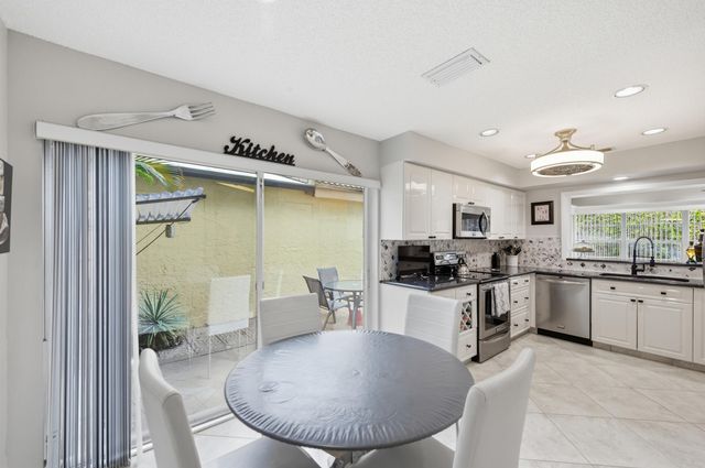 5743 Lakeview Mews Drive, Boynton Beach, FL 33437