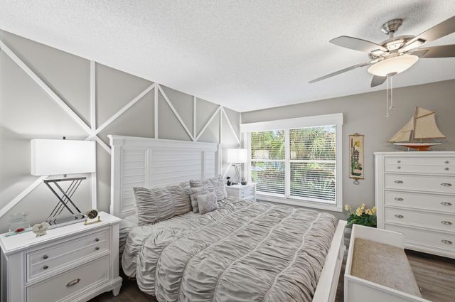 5743 Lakeview Mews Drive, Boynton Beach, FL 33437