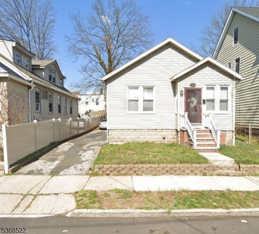 25 Bayview Ave, Newark City, NJ 07112