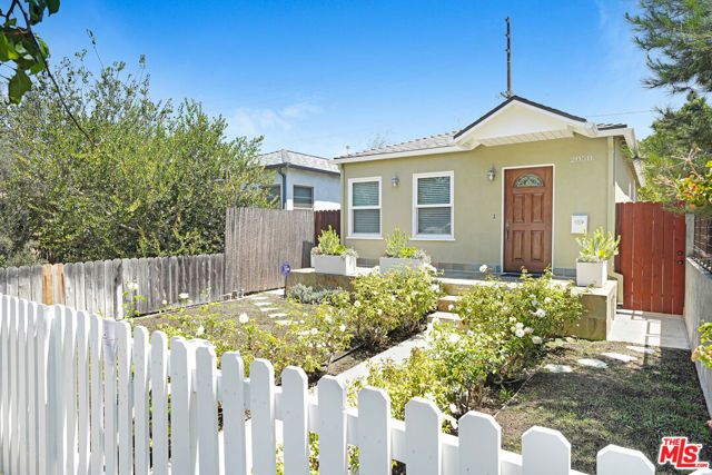 2050 Walgrove Avenue, Los Angeles, CA 90066
