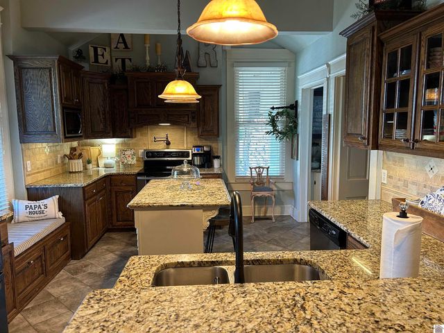 1208 Shelby McCallum Dr, Benton, KY 42025